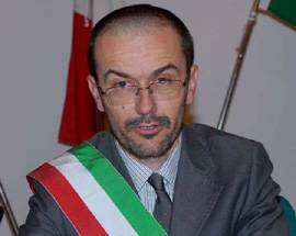 SCAVALCA RINGHIERA PER NON DISTURBARE LA FAMIGLIA, SINDACO MUORE INFILZATO
