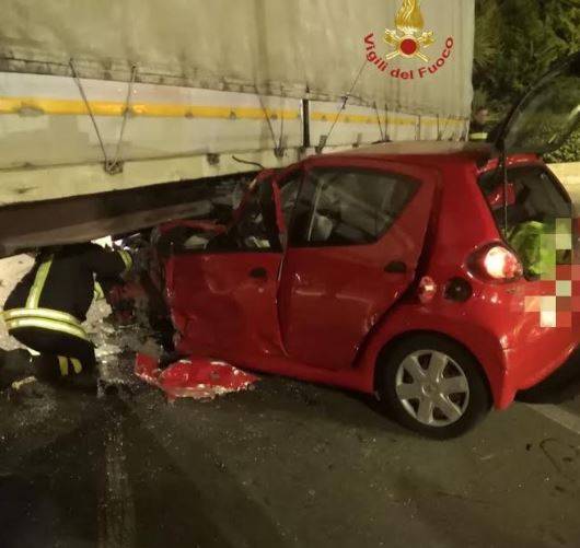PESCARA: AUTO CONTRO CAMION SULLA TIBURTINA, UN FERITO