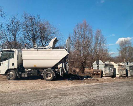 L’AQUILA: CITTADINI DI MONTICCHIO BONFICANO AREA CASSONETTI LUNGO SP 37