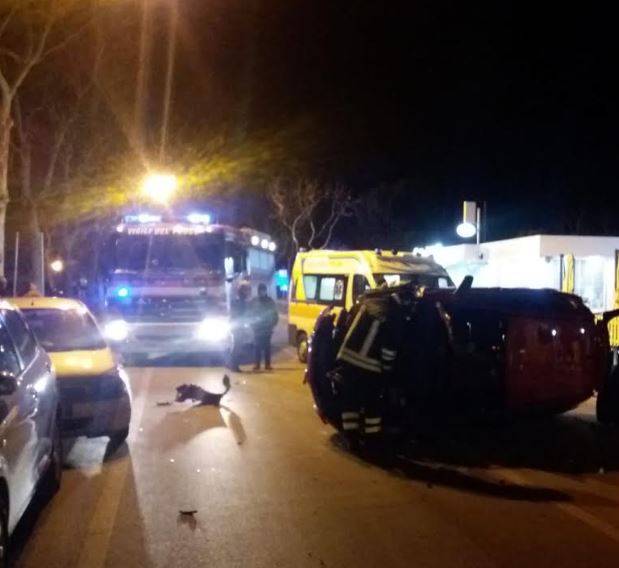 PESCARA: AUTO SI RIBALTA DOPO INCIDENTE SU VIA PRIMO VERE