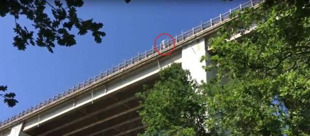 GETTA FIGLIA DA VIADOTTO DELL’AUTOSTRADA A14 E DOPO ORE SI LANCIA E SI UCCIDE
