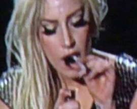 LADY GAGA SI FA UNA CANNA SUL PALCO, ”MEGLIO L’ERBA DELL’ALCOL”