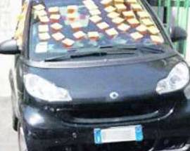 TAPPEZZA DI POST-IT LA MACCHINA DELLA EX: ”TI PREGO, DIMMI DI SI”’