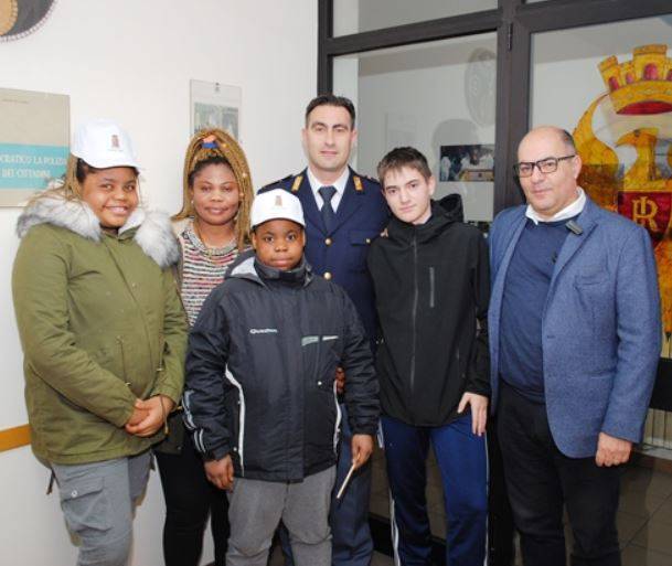 STUDENTE DI SILVI PERDE PORTAFOGLIO: RAGAZZO DI 10 ANNI LO RITROVA E LO PORTA A POLIZIA
