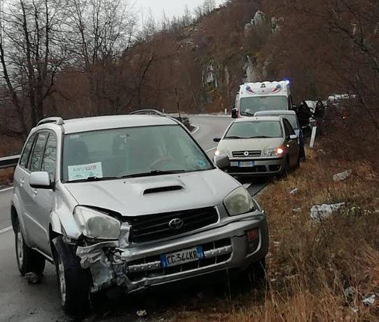 ROCCA DI MEZZO: PROVINCIALE GHIACCIATA, TRE AUTO VANNO A SBATTERE, COINVOLTO GIORNALISTA NTAWIZERA