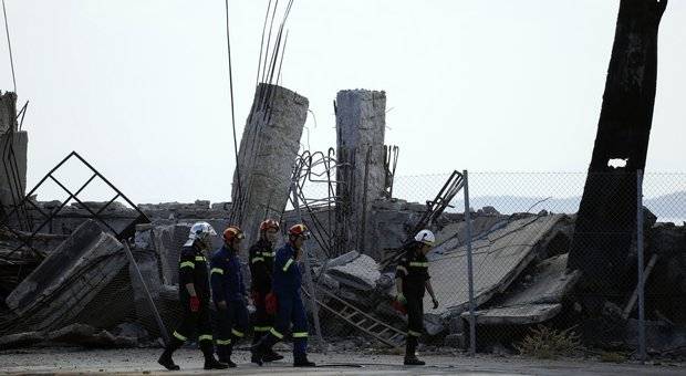 TERREMOTO AD ATENE DI MAGNITUDO 5.1 , CROLLATI EDIFICI DISABITATI IN CENTRO