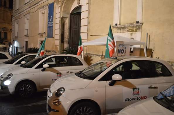 REFERENDUM: TAPPA A VASTO DELLA CAROVANA DELLE 500 DI FORZA ITALIA PER IL NO