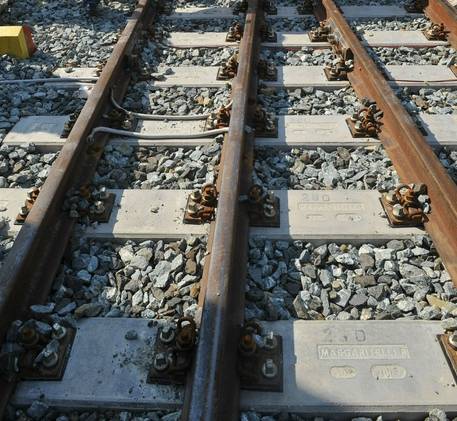 ALBERO SU BINARI, TRENO PESCARA-SULMONA LO URTA: LINEA SOSPESA
