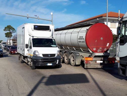 A14: SINDACO SILVI, ”CON DIVIETO A MEZZI PESANTI, STATALE 16 A PASSO D’UOMO”