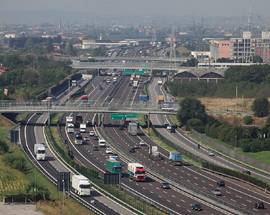 CORRE NUDO SULLA A4, RUMENO INVESTITO E UCCISO