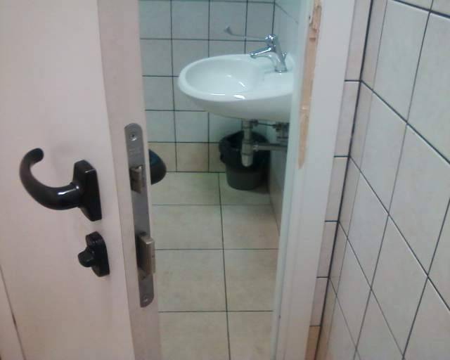 SENZA CASA NE’ LAVORO VA A LAVARSI IN COMUNE