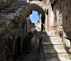 TRA I VICOLETTI DI CASTELVECCHIO CALVISIO TORNA IL PRESEPE VIVENTE