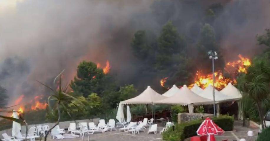 INCENDI, GIORNATA DA INCUBO IN ABRUZZO: BRUCIA COLLE RENAZZO, CASE EVACUATE