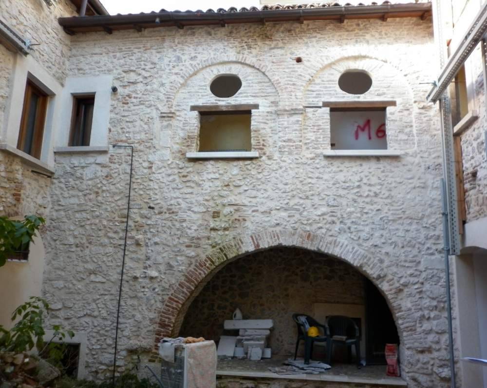 TESORI A L’AQUILA: LAVORI IN CORSO NEL ”PALAZZO DEL PADRE PROVINCIALE”, TRA NEGOZI E REPERTI