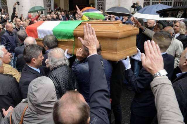 CONTESTAZIONI AI FUNERALI DI RAUTI: D’ERCOLE INTERROMPE LITURGIA