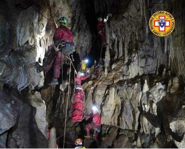 SOCCORSO ALPINO RECUPERA INFORTUNATO IN GROTTA DEL CERVO, MA E’ ESERCITAZIONE