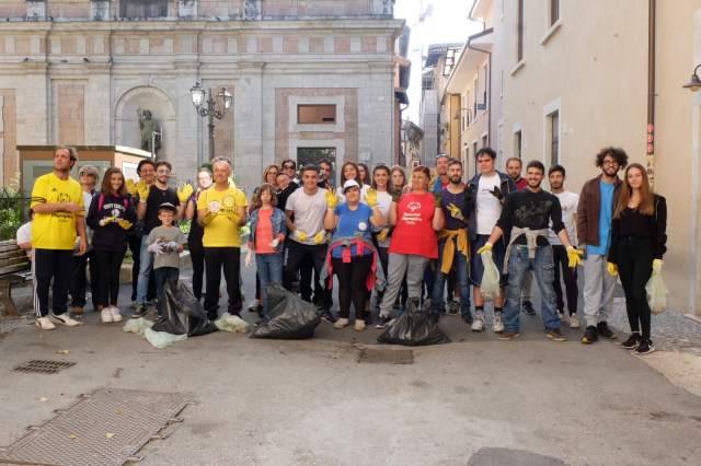 L’AQUILA, SECONDA GIORNATA DI RACCOLTA MOZZICONI IN CENTRO STORICO