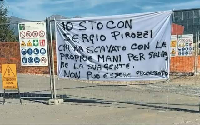 PIROZZI INDAGATO, SPUNTA UNO STRISCIONE: ”STO CON LUI CHE HA SCAVATO PER SALVARE LA SUA GENTE”