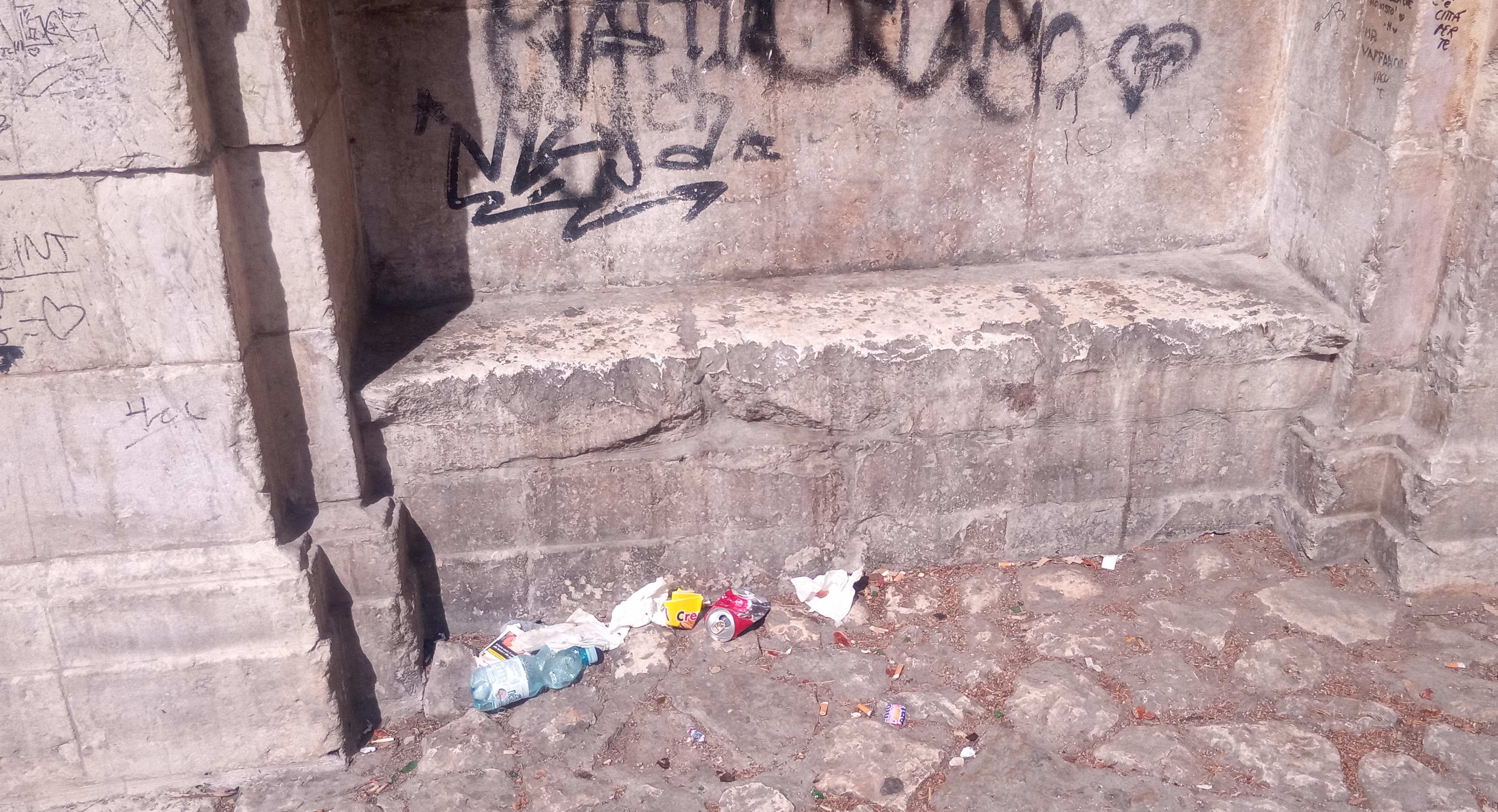 L’AQUILA: SCALINATA SAN BERNARDINO NEL DEGRADO, L’INCIVILTA’ REGNA SOVRANA