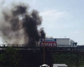 CAMION IN FIAMME SULLA A14 VIGILI DEL FUOCO IN AZIONE