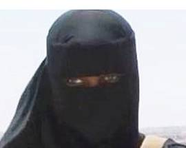 GIOVANE INGLESE ABBRACCIA L’ISIS, ”IO, PRIMA DONNA A DECAPITARE UN OCCIDENTALE”
