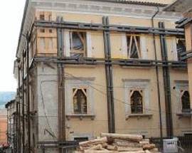 LEGGE-BARCA: NO ALLE SECONDE CASE, APPALTI PUBBLICI PER QUELLE DELL’AQUILA
