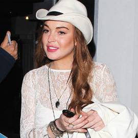 LINDSAY LOHAN METTE TUTTO IL SET IN MUTANDE