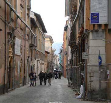 L’AQUILA: IL LIBRAIO FERRI CHIUDE, ‘PROBLEMI CON IL PADRONE IN CENTRO’