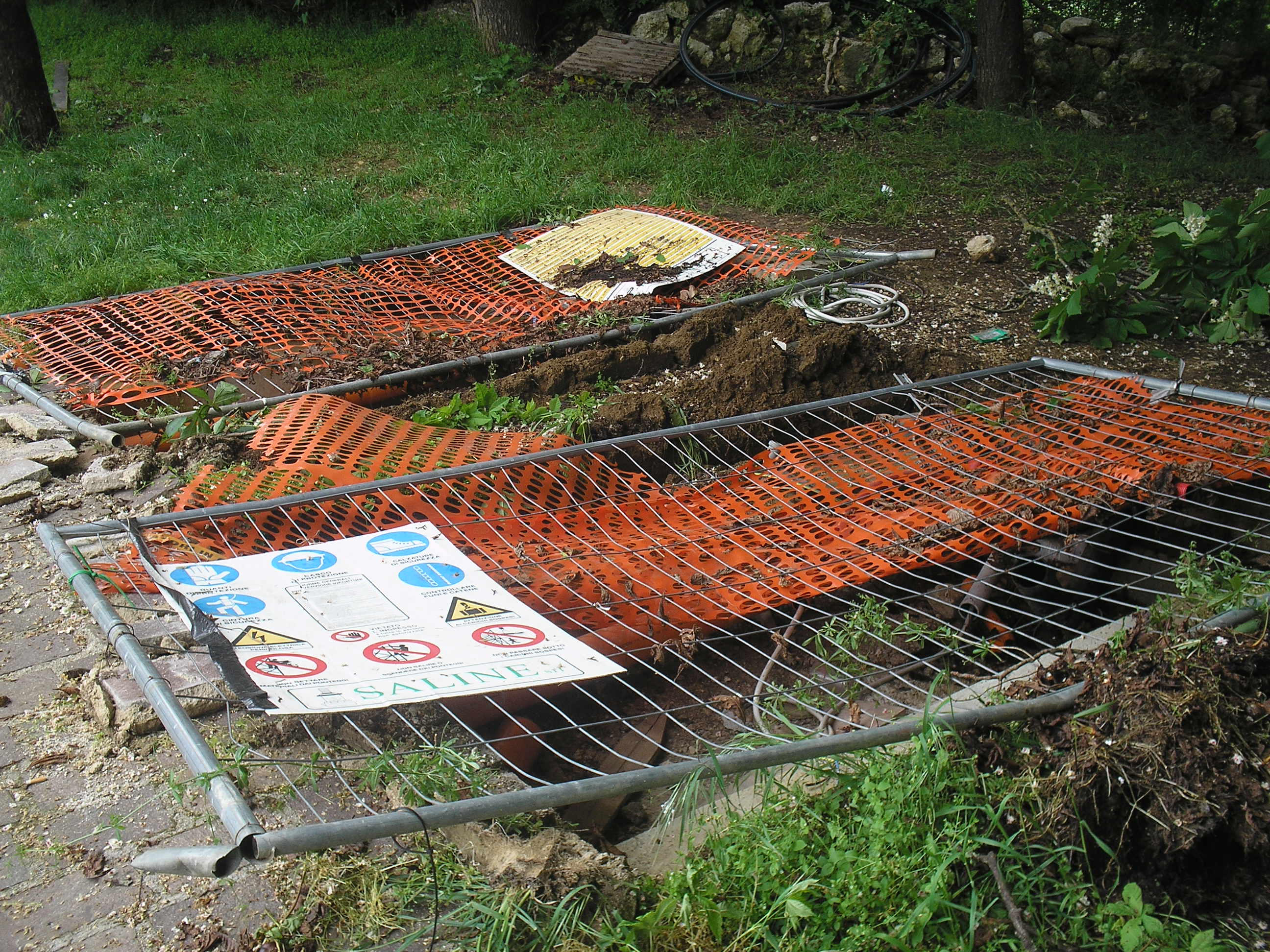 L’AQUILA: RIMOSSI BAGNI A COLLEMAGGIO, ”ORA RESTANO PERICOLOSE BUCHE”