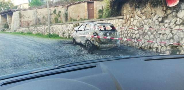 CAPITIGNANO, DISTRUTTA DA UN INCENDIO L’AUTO DEL PARROCO
