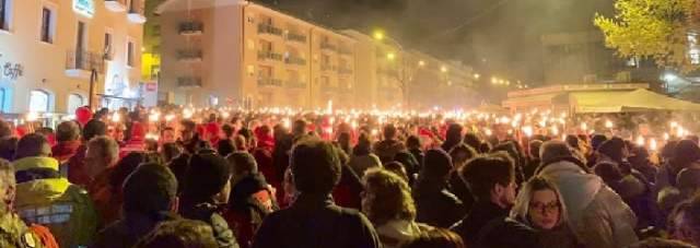 FIACCOLATA DEL 6 APRILE: LE LUCI E LE  OMBRE SUI VOLTI E SUI MURI DI UNA CITTA’