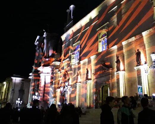 SIMONE ILLUMINA LA CITTA’: MAGIA DI LUCI A SULMONA, IN RICORDO GIOVANE SCOMPARSO