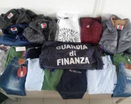 SULMONA: ABITI ‘TAROCCATI’ DALLA CAMPANIA FINANZA SEQUESTRA DUEMILA EURO DI MERCE