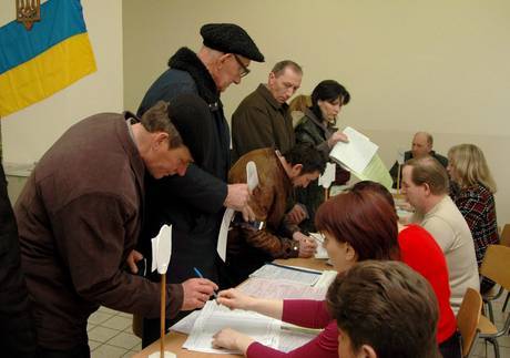 UCRAINA: WEBCAM ANTIBROGLI DENTRO SEGGI ELETTORALI