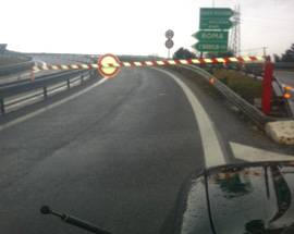 C’E’ SOLO NEVISCHIO, MA L’AUTOSTRADA E’ CHIUSA: AUTOMOBILISTA PROTESTA