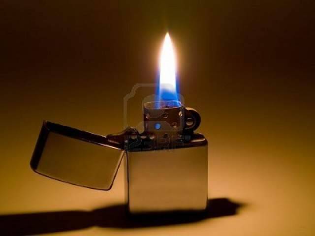 BIMBO GIOCA CON ACCENDINO E APPICCA INCENDIO IN NEGOZIO
