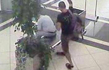 ”NON FACCIO SESSO DA 6 ANNI” E ACCOLTELLA UN UOMO AL CENTRO COMMERCIALE, IL VIDEO SHOCK