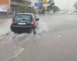 L’AQUILA: VIOLENTO TEMPORALE, STRADE ALLAGATE, AUTO BLOCCATA SOTTO TUNNEL
