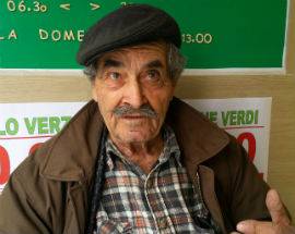 L’AQUILA: ADELCHI, L’OMBRELLAIO DI PIAZZA DUOMO ”MI MANCA IL CENTRO, I GIOVANI NON VADANO VIA”