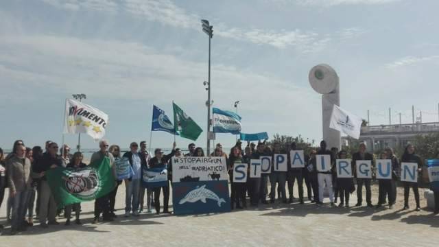 FLASH MOB CON APPELLO AL PARLAMENTO PER DIRE NO ALLE TRIVELLE IN ADRIATICO