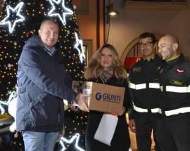 ”AIUTACI A CRESCERE”: I VIGILI DEL FUOCO PORTANO PACCHI DI LIBRI AI BAMBINI DI PEDIATRIA