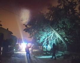 NEVE E VENTO: ANCORA DISAGI IN ABRUZZO, ALBERI CADUTI, BLACKOUT E ZONE ISOLATE