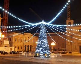 L’AQUILA: IL CENTRO SI ILLUMINA CON L’ACCENSIONE DELL’ ALBERO DI NATALE