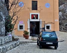 L’AQUILA: VANDALIZZATO ALBERO NATALE A MADONNA FORE, MA DIVENTANO DUE