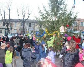 L’AQUILA: A PAGANICA ADDOBBATO L’ALBERO DI NATALE COLLETTIVO