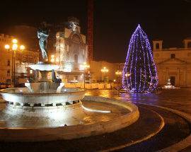 NATALE: ”E’ TROPPO SCARNO”, AQUILANI IN PIAZZA PER RIFARE L’ALBERO