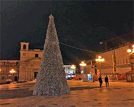 L’AQUILA: ECCO L’ALBERO NUOVO IN PIAZZA, SABATO POMERIGGIO ACCENSIONE