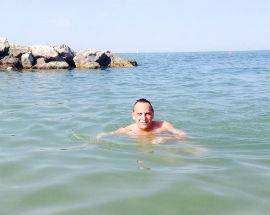 ALESSANDRINI FA IL BAGNO E POSTA LA FOTO SU FACEBOOK, IL WEB SI SCATENA