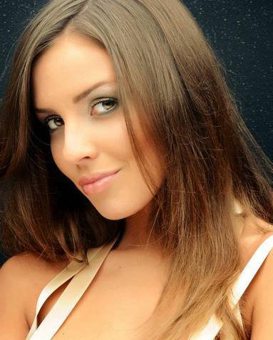 STRISCIA, VELINE ‘SILURATE’: L’AQUILANA ALESSIA, ”TORNO A STUDIARE”