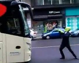 MILANO: UN ALIENO VERDE A ZONZO PER LA CITTA’
